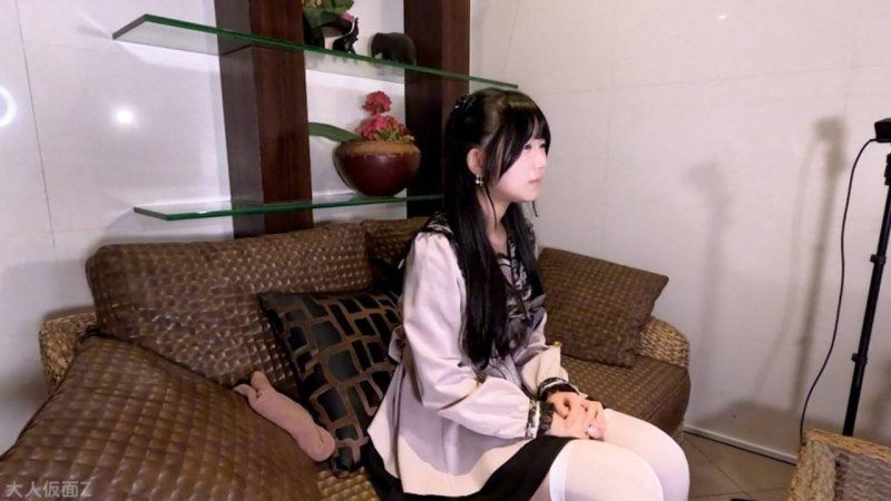 FC2-PPV-4898377 堇(18岁)最可爱的第二次拍摄不同视角影片。包含中出、按摩棒自慰、肛门贯通ATM、活塞机，最后换上Cosplay再次中出