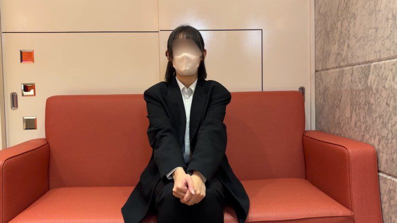 FC2-PPV-4933419 極度敏感的21歲西裝女學生。刺激陰道深處就讓她全程抽搐不止，被無套肉棒狠狠貫穿後直接爽到飛起並屈服→大量中出。