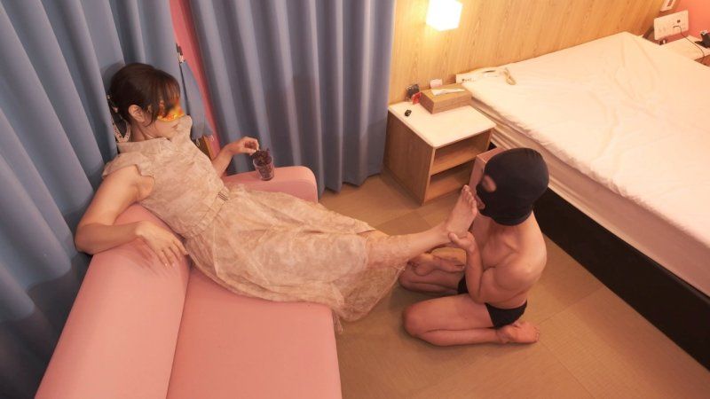 FC2-PPV-4975129 【無修正ｘ個人撮影】★癡女系列★被超S人妻用腳餵食的M男,究竟能否成為女王陛下的豬？