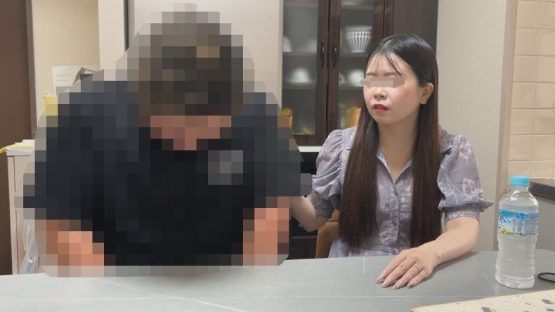 FC2-PPV-4985498 【個撮】被強迫背負的妻子。在丈夫旁邊被侵犯也沒有幫助。明明是自己家卻像客場一樣被內射。