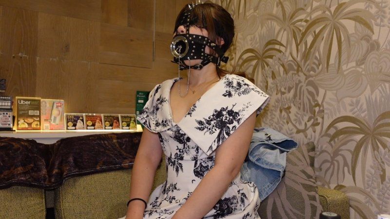 FC2-PPV-4655045 第一次開口口罩　絕對不能閉嘴的強制口交　薰25歲
